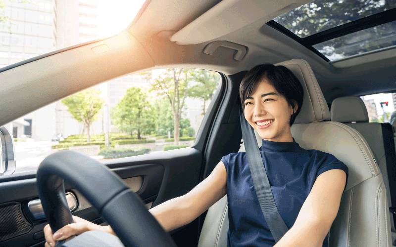 カーリースで車を契約した女性