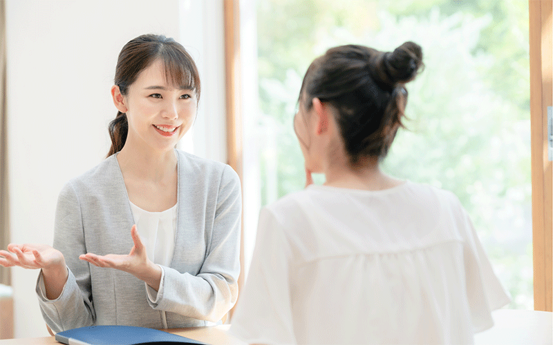 任意保険の説明を受ける女性