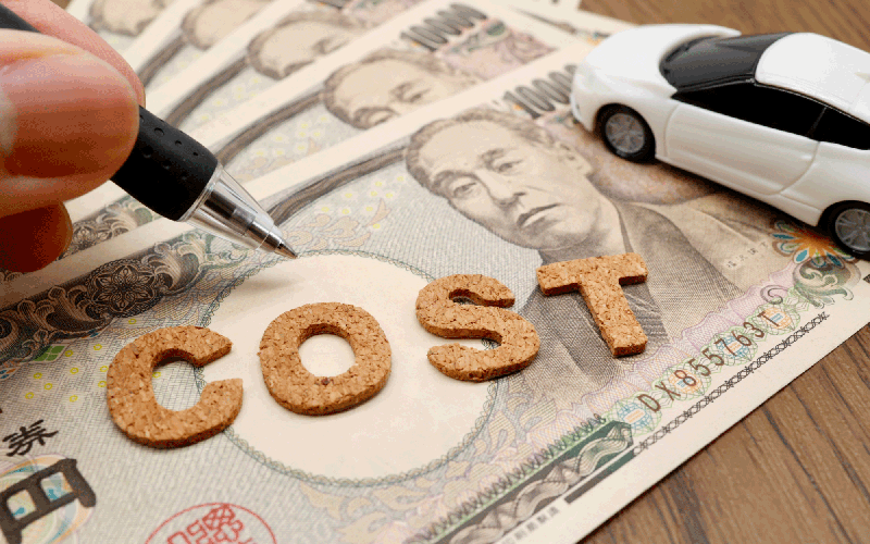 1万円札の上にCOSTの文字と車