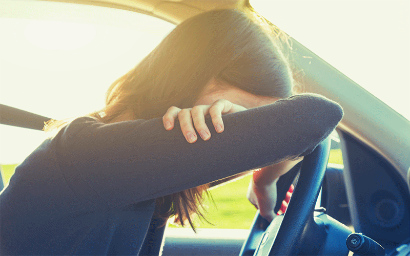 リース期間が長く支払いに困る女性