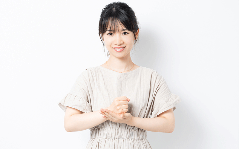 カーリースに納得する女性