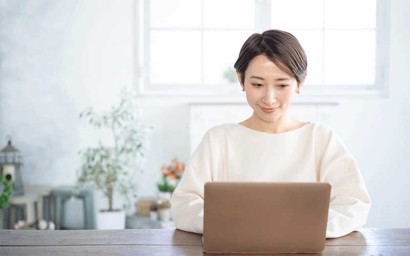 インターネットでカーリースを申し込む女性