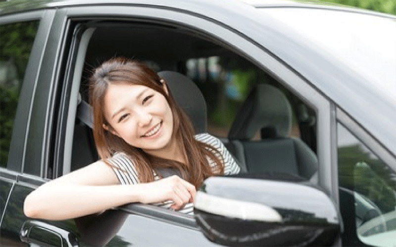 さまざまな車の乗り方を比較し、自分に合う方法で中古車に乗り始めた女性