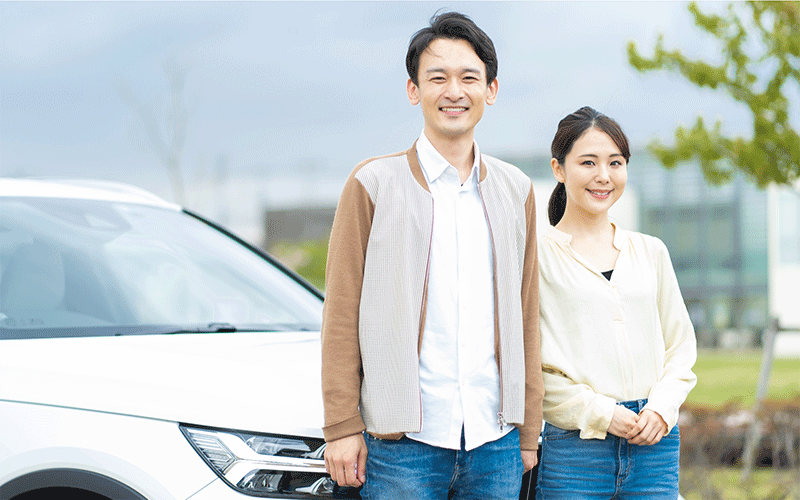 カーリースを利用する夫婦