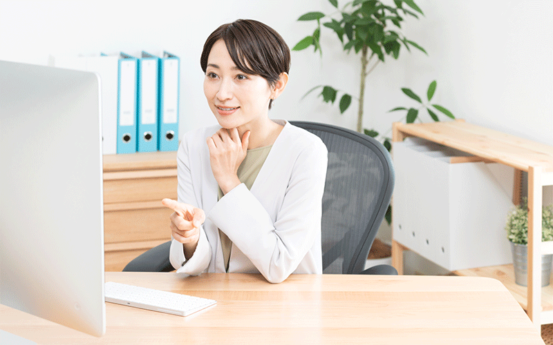 信用情報を確認する女性