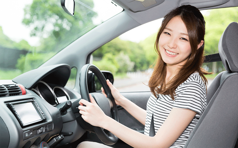 カーリースでドライブする女性