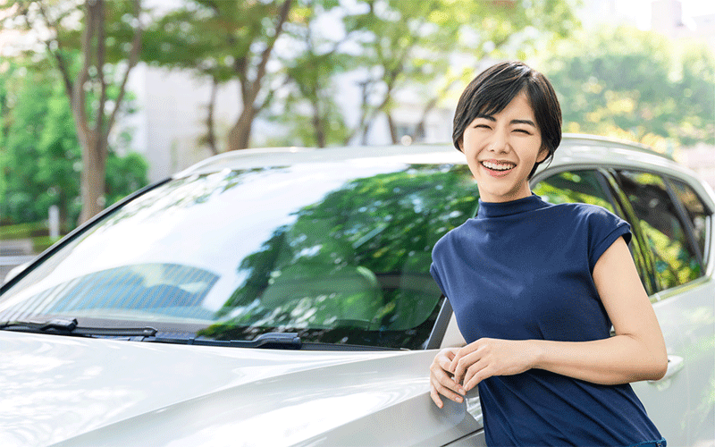 沖縄でカーリースを利用している女性