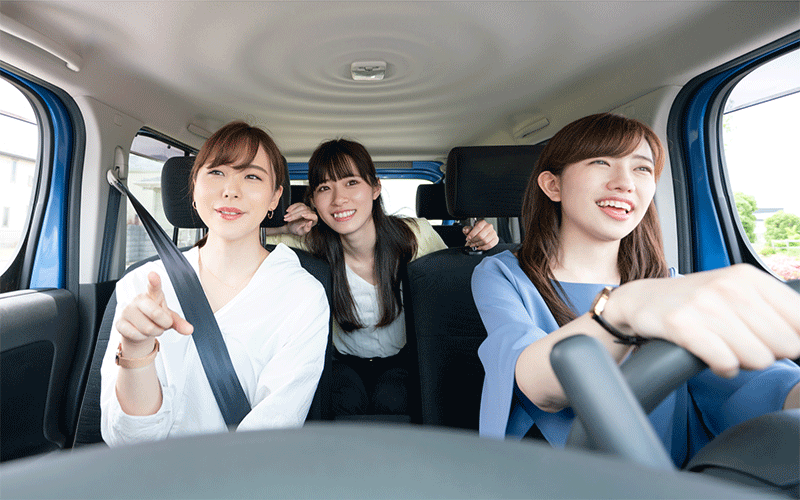 リース車でドライブする様子
