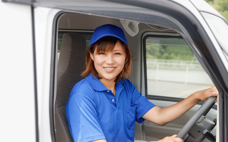 カーリース車両で配送する女性