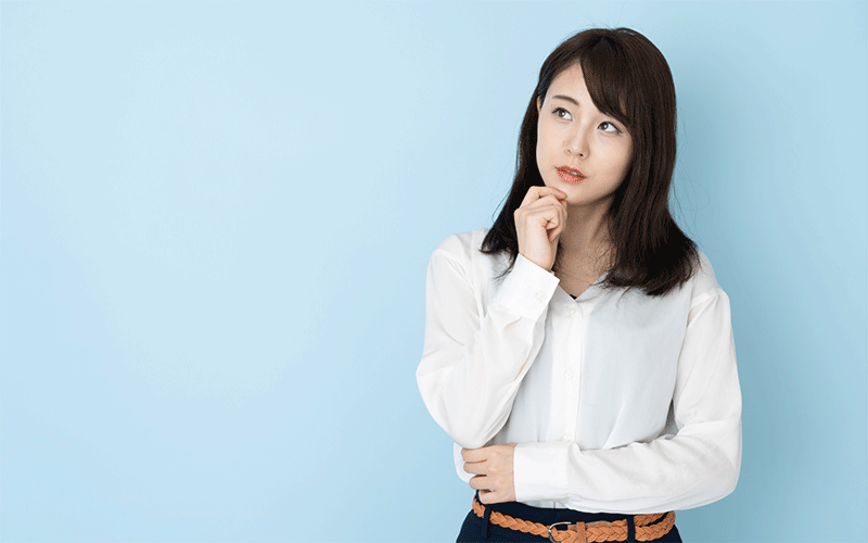 審査に通らず悩む女性