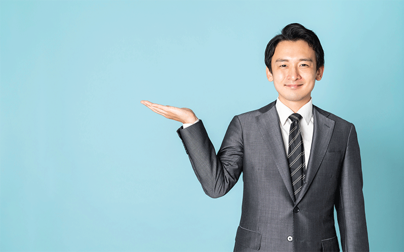 北九州でおすすめのカーリース会社を紹介する男性