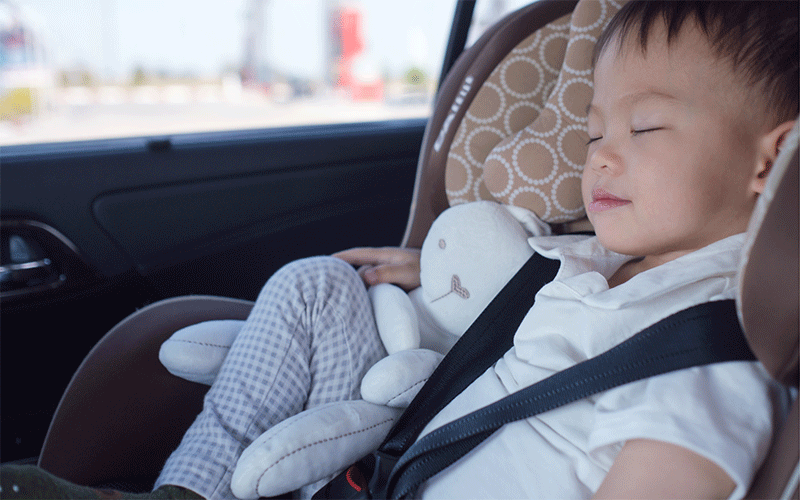 チャイルドシートで眠る幼児