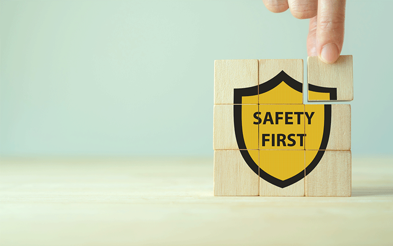 SAFETY FIRSTの文字が書かれた積み木