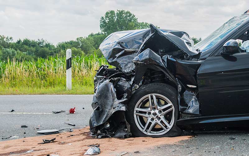 カーリース契約中に車が全損したら保険で対応できる？違約金や事故後の対処法も解説